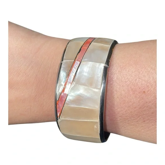 Vintage Mother of Pearl well made bangle bracelet. peach mop detail - Picture 5 of 5